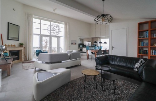 Makkum Cabin | Exclusive 8-person Deluxe beach villa with panoramic views, freestanding bathtub, and steam shower cabin at Beach Resort Makkum on the IJsselmeer.