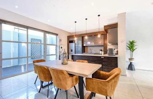Greater Johannesburg Metropolitan Area Apartment | Exclusive Bauhaus Family Haven in Melrose
