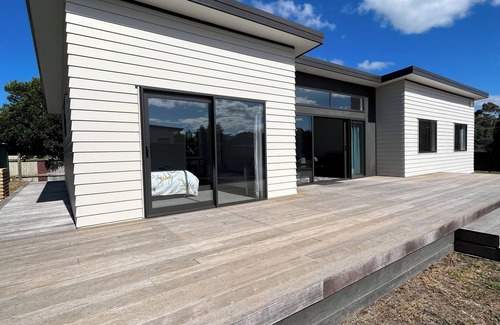 Eskdale House | Exclusive BookaBach. 1 min Walk To Beach. 4 Queen Beds. Warm, Sunny Beach House.