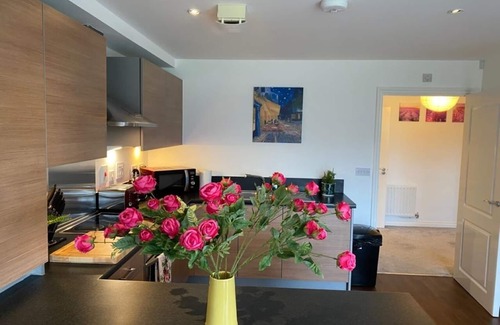 Cambridge Apartment | Exclusive Contemporary Apartment with Balcony & Free Parking