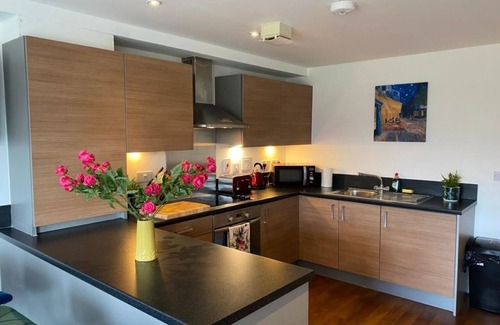 Cambridge Apartment | Exclusive Contemporary Apartment with Balcony & Free Parking