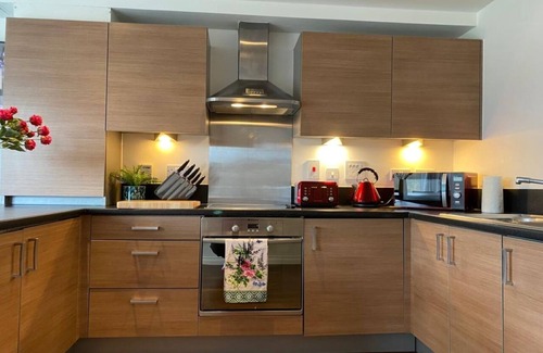 Cambridge Apartment | Exclusive Contemporary Apartment with Balcony & Free Parking