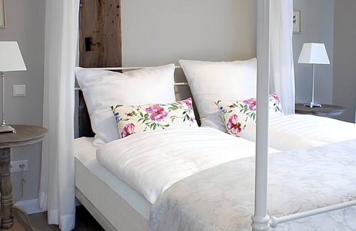 Mansie Condo | Exclusive equipment, luxury bathroom, wonderful gardens, WiFi, dogs allowed
