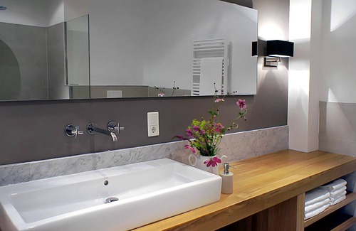 Mansie Condo | Exclusive equipment, luxury bathroom, wonderful gardens, WiFi, dogs allowed
