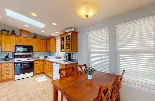 Havasu Lake House | Exclusive getaway with pool, hot tub, W/D, & clubhouse with pool table & gym