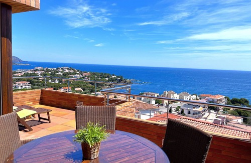 Llanca Apartment | Exclusive Holiday Apartment with Excellent Sea Views and Private Pool.