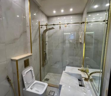 Jordan Apartment | Exclusive Luxury Apartment with Panoramic and Stunning City Views Luxurious Finishes Modern Amenities and Private Terrace شقة فاخرة حصرية بإطلالات بانورامية مذهلة على المدينة تشطيبات فاخرة مرافق حديثة وتراس خاص