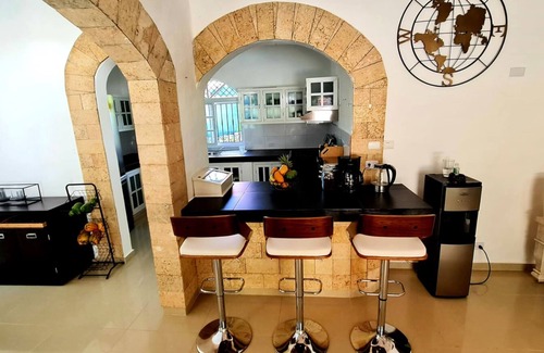 La Mulata Villa | Exclusive Luxury Getaway: 6 BRM Tropical Villa, Just 5 Minutes from Beaches