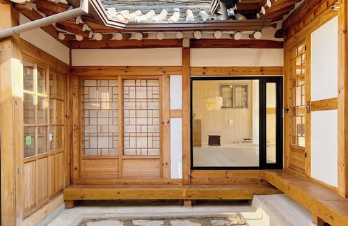 Jongno House | Exclusive Modern Hanok with Foot Spa & Grand View @Bukchon