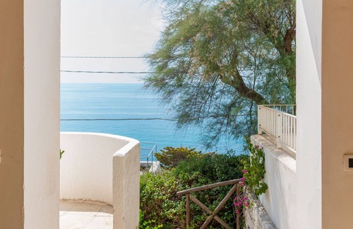 Castro Marina Apartment | Exclusive new apartment, 30 mt. Sea, herrl. Panoramic sea, Covered. gr. Terrace