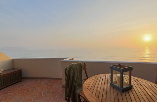 Santa Cruz Apartment | Exclusive Oceanfront Penthouse in Miraflores with rooftop terrace and barbecue