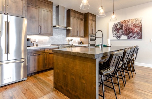 Hideout Condo | *Exclusive Offer–Complimentary Ski Rental* New Modern Ski Home | Private Hot Tub | 10 Mins to Lifts