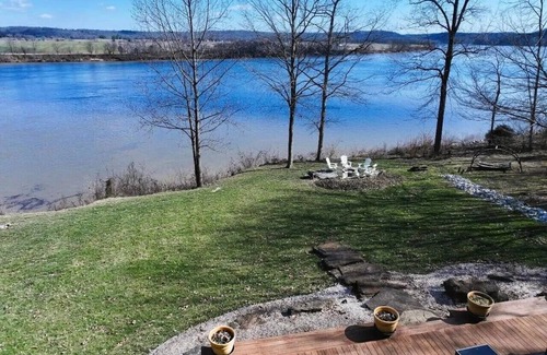 Magnet Cabin | Exclusive Ohio River Retreat with Hot Tub