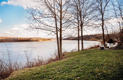 Magnet Cabin | Exclusive Ohio River Retreat with Hot Tub
