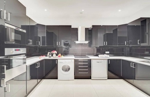 Champs-Elysees Apartment | EXCLUSIVE PARIS GETAWAY: LUXURIOUS APARTMENT, CHAMPS-ELYSÉES – 230SQM–4 BEDROOMS