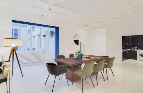 Champs-Elysees Apartment | EXCLUSIVE PARIS GETAWAY: LUXURIOUS APARTMENT, CHAMPS-ELYSÉES – 230SQM–4 BEDROOMS
