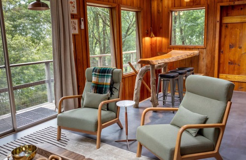 Gold Beach Cabin | Exclusive River Escape on the Coast - Hot Tub, Woods, & Newly Renovated