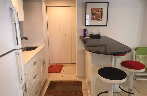 Roslyn Apartment | Exclusive Spacious 1 bedroom Suite with Dishwasher, Washer-Dryer