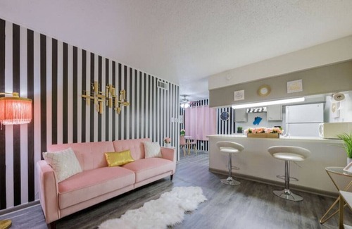 North University Apartment | *Exclusive Stay* A Touch of Pink* Central/Downtown