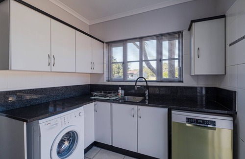 Port Elizabeth Villa | Exclusive villa with pool, tennis court and beautiful garden in natural setting