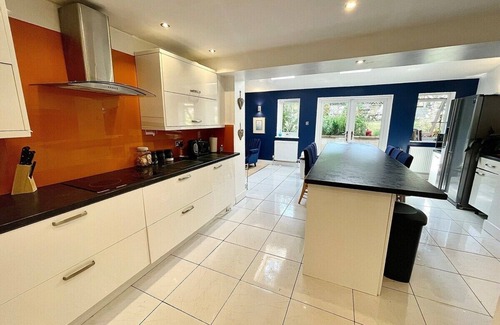 Usk House | EXEC DETACHED,HOT TUB,CINEMA ROOM,POOL TABLE