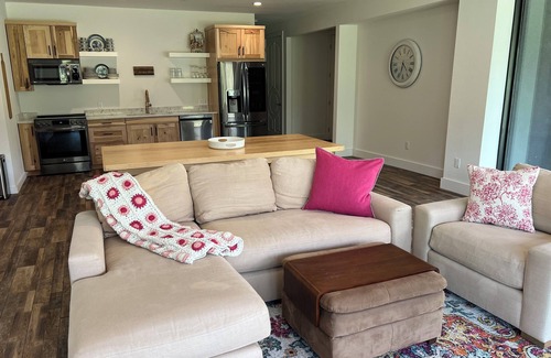 Portage House | Exec Retreat 6 King/1 Queen/2.5 Bath. Huge Pool; 13 acres