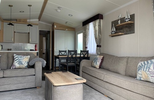 Walton on the Naze House | Exec Spec Holiday Home 5 minute walk from sandy beach