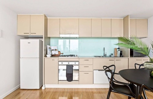 Surry Hills Apartment | Executive 1-Bed Apartment with City Views
