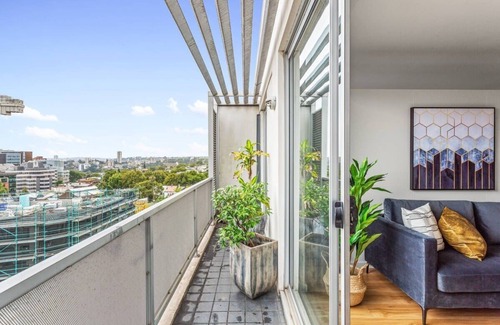 Surry Hills Apartment | Executive 1-Bed Apartment with City Views