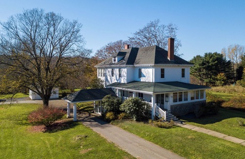 Lunenburg Apartment | Executive 1-Bedroom King Bed Suite in Lunenburg (Suite 5)