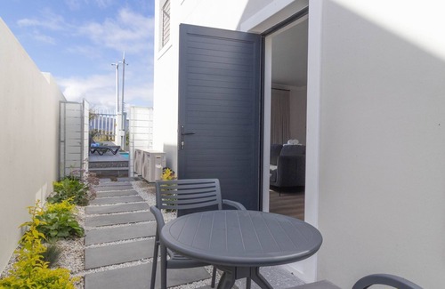 Westcliff Cottage | Executive 1-bedroom cottage in Hermanus with AC and kitchen.