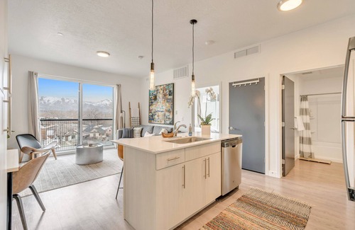 People's Freeway Apartment | Executive 1BR/1BA CoWorking Dream Space