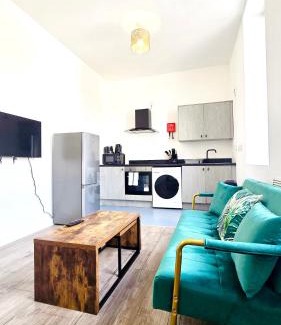 Bury Apartment | Executive 1BR - Quiet Location - Wifi & Kitchen