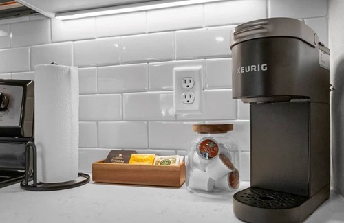 Rogers Apartment | Executive 2BR/2BA Stay – Nurses, Professionals & Families- Work-Ready, Central, Parking Included