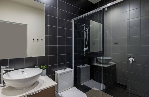 Bulimba Apartment | Executive 3BR Bulimba apartment near Oxford St shops and restaurants