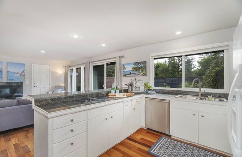 Clyde Hill House | Executive 4BR Home, Clyde Hill, Pet ok, Large Fenced Garden, WIFI, October %
