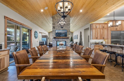 Sunriver House | Executive 8BR 9 BA Luxury Lodge Home, Sleeps 20