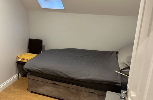 Epsom Apartment | Executive Apartment in sought after Surrey Town. Pet Friendly