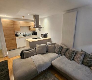 Stratford and New Town Apartment | Executive Apartment with Exclusive London Views & Free Parking