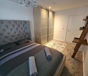 Stratford and New Town Apartment | Executive Apartment with Exclusive London Views & Free Parking