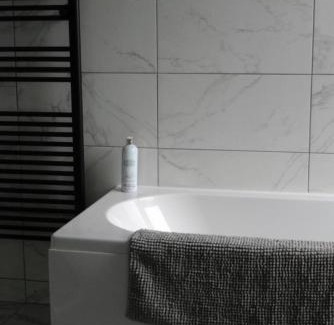 Swindon Apartment | EXECUTIVE APARTMENTS free on-site parking, 2 en-suites, sleeps 4,