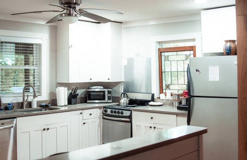 Toccoa House | Executive Cottage, 5 star accommodations near historic downtown Toccoa.