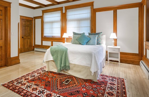 South Central Condo | Executive Elegance Close to Lake