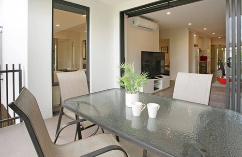 Bulimba Apartment | Executive, Family-Friendly, Pet-Friendly, Free wifi, Leafy outlook