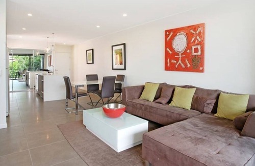 Bulimba Apartment | Executive, Family-Friendly, Pet-Friendly, Free wifi, Leafy outlook