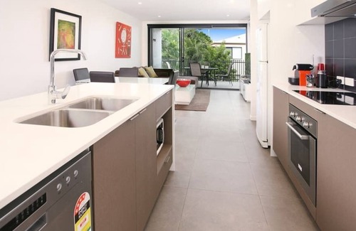 Bulimba Apartment | Executive, Family-Friendly, Pet-Friendly, Free wifi, Leafy outlook