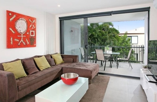 Bulimba Apartment | Executive, Family-Friendly, Pet-Friendly, Free wifi, Leafy outlook