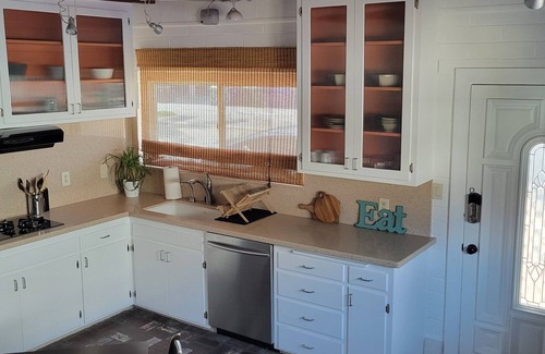 Peninsula Cottage | Executive Hideaway Nestled between Secluded Beaches
