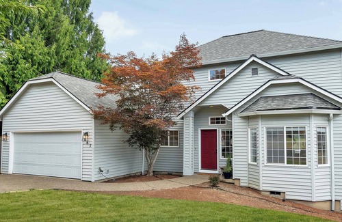 Dundee House | Executive home 2 blocks to Willamette Valley Wine Country epicenter in Dundee!
