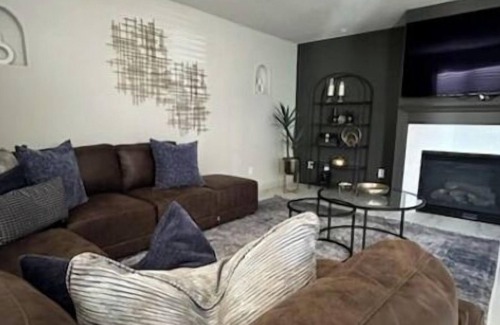 Capitol Beach House | Executive Home smack dab between the Airport and Downtown